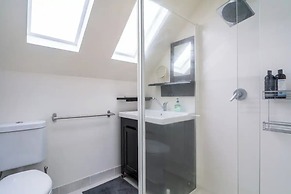 Cozy Apartment w/ Terrace Close to City Center