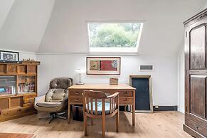 Cozy Apartment w/ Terrace Close to City Center