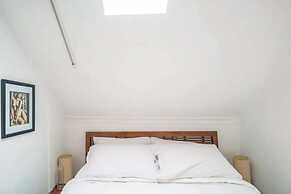 Cozy Apartment w/ Terrace Close to City Center