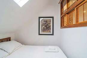 Cozy Apartment w/ Terrace Close to City Center