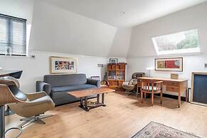 Cozy Apartment w/ Terrace Close to City Center