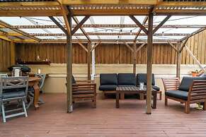 Cozy Apartment w/ Terrace Close to City Center