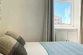 Central Hidden Gem, Rustic Modern 2 Bedroom Flat