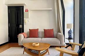 Central Hidden Gem, Rustic Modern 2 Bedroom Flat