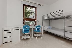 Spacious Apartment + Parking by Renters