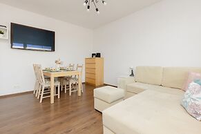 Spacious Apartment + Parking by Renters
