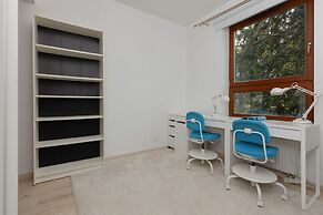 Spacious Apartment + Parking by Renters