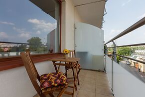 Spacious Apartment + Parking by Renters