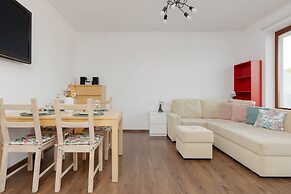Spacious Apartment + Parking by Renters