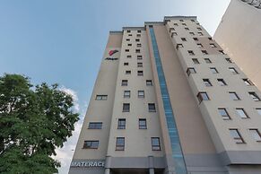 Spacious Apartment + Parking by Renters