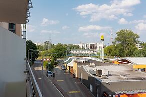 Spacious Apartment + Parking by Renters