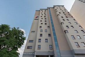 Spacious Apartment + Parking by Renters