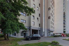 Spacious Apartment + Parking by Renters