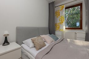 Spacious Apartment + Parking by Renters