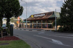 Spacious Apartment + Parking by Renters