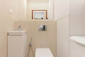 Spacious Apartment + Parking by Renters