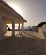 Casa baciata dal mare