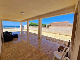 Casa baciata dal mare