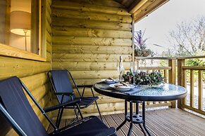 Fern Lodge - 2 Bedroom Log Cabin - Saint Florence - Tenby