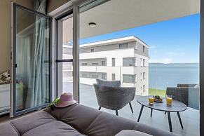 Lake Side Luxury – Steps to the Lake Lela