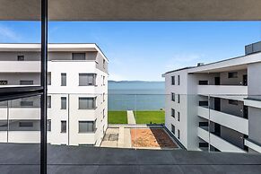 Lakefront Elegant Condo Lela