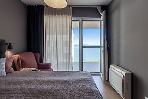 Lake Side Luxury – Steps to the Lake Lela