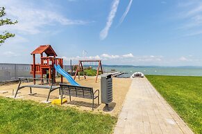 Lake Side Luxury – Steps to the Lake Lela