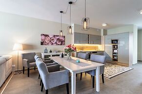 Lake Side Luxury – Steps to the Lake Lela