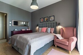 Lake Side Luxury – Steps to the Lake Lela