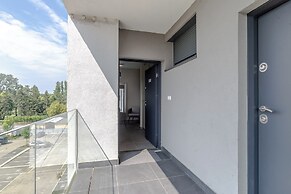 Lake Side Luxury – Steps to the Lake Lela