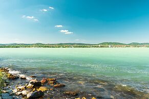 Lake Side Luxury – Steps to the Lake Lela