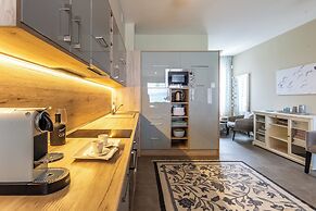 Lake Side Luxury – Steps to the Lake Lela