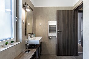 Lake Side Luxury – Steps to the Lake Lela