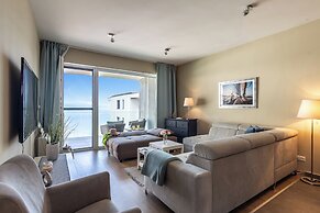 Lake Side Luxury – Steps to the Lake Lela