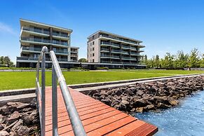Lake Side Luxury – Steps to the Lake Lela