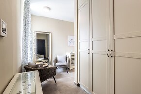 Lake Side Luxury – Steps to the Lake Lela