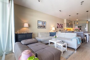 Lake Side Luxury – Steps to the Lake Lela