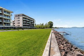 Lake Side Luxury – Steps to the Lake Lela