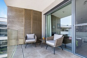 Lake Side Luxury – Steps to the Lake Lela