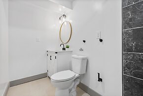 Upscale Luxury Suites Minutes From Center City LL