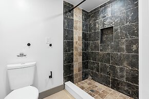 Upscale Luxury Suites Minutes From Center City LL