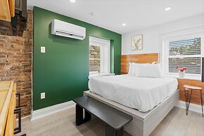 Cozy Comfortable and Quiet Suites LL