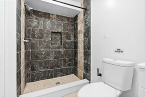 Cozy Comfortable and Quiet Suites LL