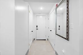 Upscale Luxury Suites Minutes From Center City LL