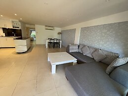 Peaceful retreat at Kalim Bay by Lofty