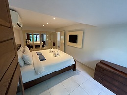 Peaceful retreat at Kalim Bay by Lofty