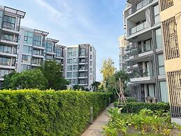 Modern apartment at Cassia by Lofty