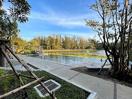 Modern apartment at Cassia by Lofty