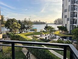 Modern apartment at Cassia by Lofty