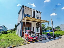 OYO 92768 Flagship Exclusive Colombus Near Stasiun Karawang